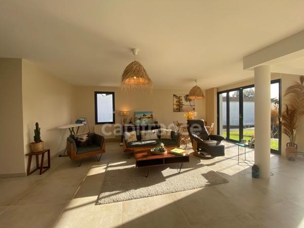 Local/bureau/Ensemble Immoblier/Maison indivduelle de Plain-pied à vendre SAINTE SOULLE (17)