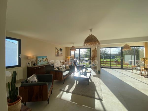 Local/bureau/Ensemble Immoblier/Maison indivduelle de Plain-pied à vendre SAINTE SOULLE (17)