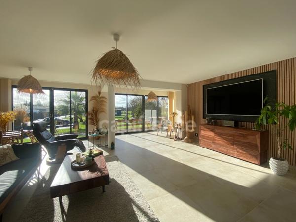 Local/bureau/Ensemble Immoblier/Maison indivduelle de Plain-pied à vendre SAINTE SOULLE (17)