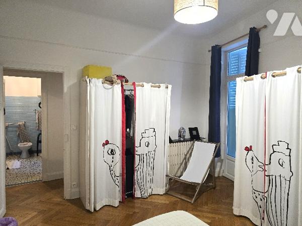 Appartement de 85 m², situé en centre-ville dans une petite copropriété