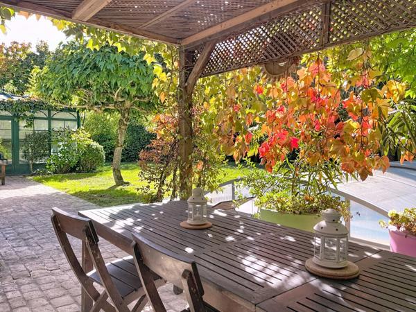Indre et Loire, Saint Cyr Sur Loire, Maison à vendre 8 pièces avec piscine sur terrain de 1000 m2