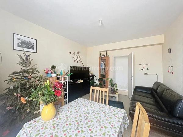 Vente                                                      Appartement
                        
                     3 pièces                      75 m2                     à Royat