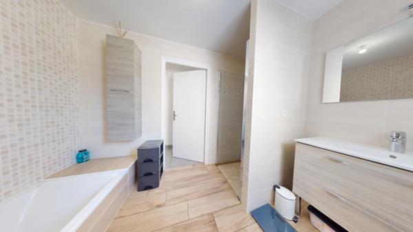 Maison plain-pied, 3 chambres, garage et jardin de 499 m².(Visite virtuelle disponible)