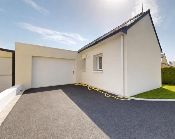 Maison plain-pied, 3 chambres, garage et jardin de 499 m².(Visite virtuelle disponible)