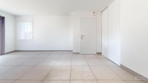 Maison plain-pied, 3 chambres, garage et jardin de 499 m².(Visite virtuelle disponible)