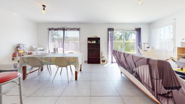 Maison plain-pied, 3 chambres, garage et jardin de 499 m².(Visite virtuelle disponible)