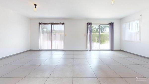 Maison plain-pied, 3 chambres, garage et jardin de 499 m².(Visite virtuelle disponible)