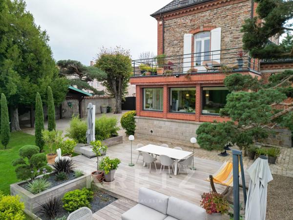 Saint-Just-Saint-Rambert – Maison bourgeoise rénovée avec parc et piscine