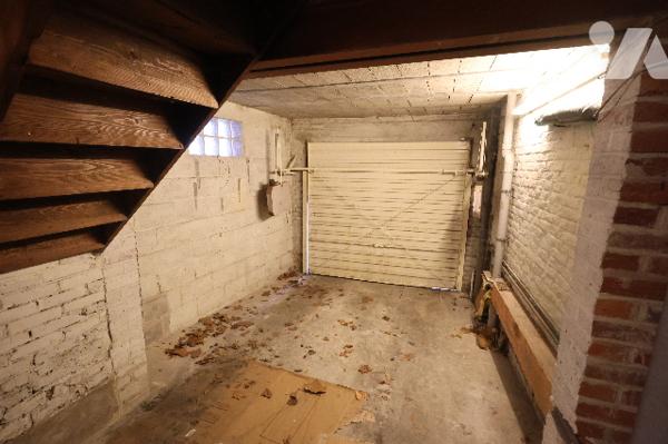 Spacieuse maison proche du centre-ville, 3 chambres, garage - vendue avec le locataire en place.