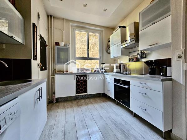 Charme de l'ancien (parquet, moulures, cheminée)