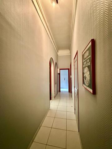 local professionnel de 131.57 m² avec cave en sous sol de 26.36 m²