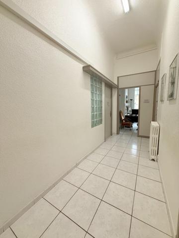 local professionnel de 131.57 m² avec cave en sous sol de 26.36 m²