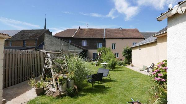 GRANDE MAISON AVEC CHAMBRES D'HOTES ET APPARTEMENT LOUE
Chambres d'hôtes avec une belle client...