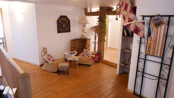 GRANDE MAISON AVEC CHAMBRES D'HOTES ET APPARTEMENT LOUE
Chambres d'hôtes avec une belle client...