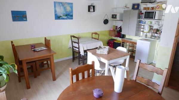 GRANDE MAISON AVEC CHAMBRES D'HOTES ET APPARTEMENT LOUE
Chambres d'hôtes avec une belle client...