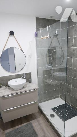 GRANDE MAISON AVEC CHAMBRES D'HOTES ET APPARTEMENT LOUE
Chambres d'hôtes avec une belle client...