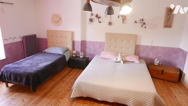 GRANDE MAISON AVEC CHAMBRES D'HOTES ET APPARTEMENT LOUE
Chambres d'hôtes avec une belle client...