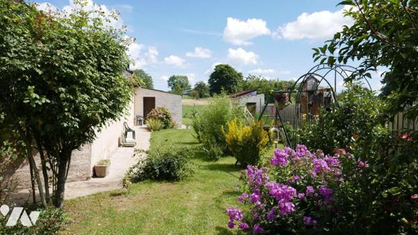 GRANDE MAISON AVEC CHAMBRES D'HOTES ET APPARTEMENT LOUE
Chambres d'hôtes avec une belle client...