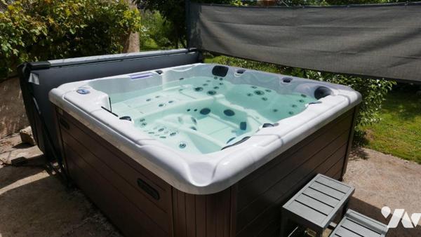 GRANDE MAISON AVEC CHAMBRES D'HOTES ET APPARTEMENT LOUE
Chambres d'hôtes avec une belle client...