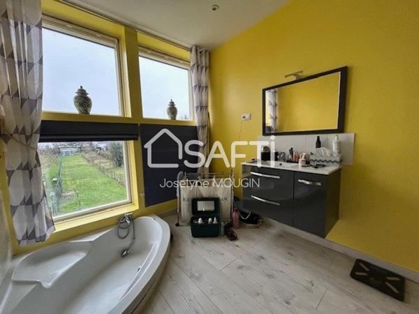 Amiens, Amiénoise avec jardin, 2 chambres, grand palier bureau.