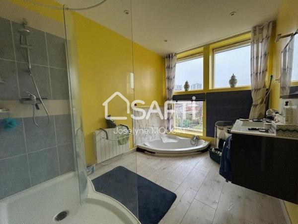 Amiens, Amiénoise avec jardin, 2 chambres, grand palier bureau.