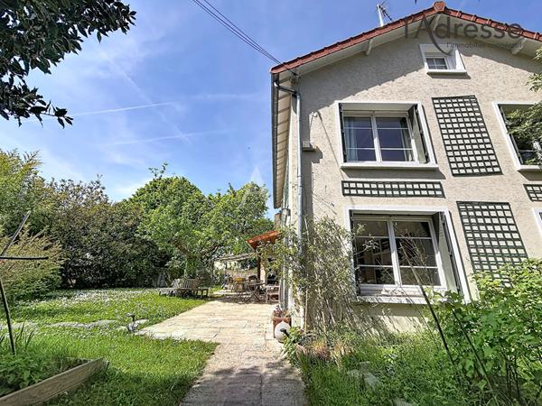 NANTERRE/ Maison 6 pièces 200 m² - Jardin/Terrasse 241m² - 3 Stationnements