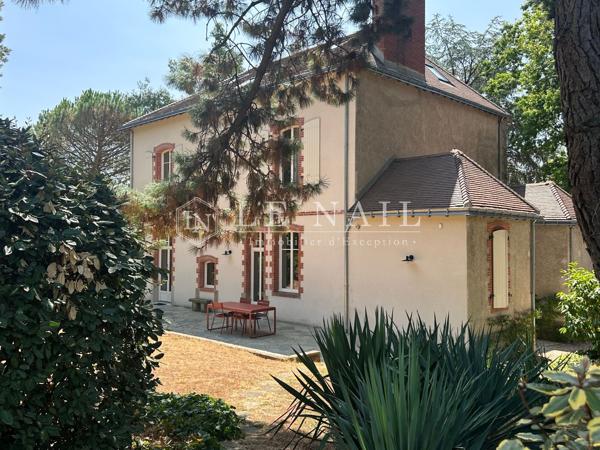 Demeure bourgeoise à la restauration d'exception dans le centre de Clisson