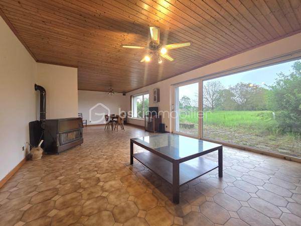 Située sur la commune de Harskirchen, cette propriété rare offre un fort potentiel sur un vaste terrain de 71,82 ares, idéal pour les amoureux d’espace, ou les investisseurs en quête d’un projet à valoriser.

La maison principale, de plain-pied, développe une surface généreuse de 320 m². Elle se distingue par ses volumes spacieux et sa configuration modulable, laissant entrevoir de nombreuses possibilités d’aménagement. Classée en D au diagnostic de performance énergétique, elle nécessite quelques travaux de rafraîchissement pour révéler tout son potentiel.

La toiture, refaite il y a une quinzaine d’années, est en excellent état, constituant un atout majeur pour ce type de bien. À l’étage, une dalle existante ainsi que des combles aménageables (jusqu'à 200m²) offrent des perspectives d’extension ou de transformation particulièrement intéressantes.

Une dépendance d’environ 80 m² complète l’ensemble, pouvant être exploitée en atelier, espace de stockage ou logement annexe selon vos besoins.

Ce bien présente une opportunité idéale pour un projet d’investissement : la configuration permet aisément la création de deux lots de plain-pied pouvant profiter un à projet bi-familial par exemple, tout en conservant de beaux espaces extérieurs.

Possibilité de créer une parcelle constructible indépendante de 17ares environ, à proximité immédiate de la maison.

Un bien aux multiples possibilités, à découvrir sans tarder pour concrétiser vos projets immobiliers.