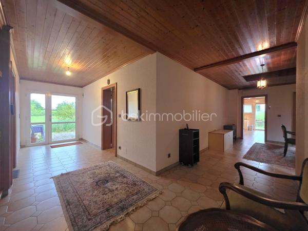 Située sur la commune de Harskirchen, cette propriété rare offre un fort potentiel sur un vaste terrain de 71,82 ares, idéal pour les amoureux d’espace, ou les investisseurs en quête d’un projet à valoriser.

La maison principale, de plain-pied, développe une surface généreuse de 320 m². Elle se distingue par ses volumes spacieux et sa configuration modulable, laissant entrevoir de nombreuses possibilités d’aménagement. Classée en D au diagnostic de performance énergétique, elle nécessite quelques travaux de rafraîchissement pour révéler tout son potentiel.

La toiture, refaite il y a une quinzaine d’années, est en excellent état, constituant un atout majeur pour ce type de bien. À l’étage, une dalle existante ainsi que des combles aménageables (jusqu'à 200m²) offrent des perspectives d’extension ou de transformation particulièrement intéressantes.

Une dépendance d’environ 80 m² complète l’ensemble, pouvant être exploitée en atelier, espace de stockage ou logement annexe selon vos besoins.

Ce bien présente une opportunité idéale pour un projet d’investissement : la configuration permet aisément la création de deux lots de plain-pied pouvant profiter un à projet bi-familial par exemple, tout en conservant de beaux espaces extérieurs.

Possibilité de créer une parcelle constructible indépendante de 17ares environ, à proximité immédiate de la maison.

Un bien aux multiples possibilités, à découvrir sans tarder pour concrétiser vos projets immobiliers.