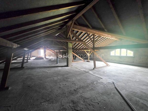 Située sur la commune de Harskirchen, cette propriété rare offre un fort potentiel sur un vaste terrain de 71,82 ares, idéal pour les amoureux d’espace, ou les investisseurs en quête d’un projet à valoriser.

La maison principale, de plain-pied, développe une surface généreuse de 320 m². Elle se distingue par ses volumes spacieux et sa configuration modulable, laissant entrevoir de nombreuses possibilités d’aménagement. Classée en D au diagnostic de performance énergétique, elle nécessite quelques travaux de rafraîchissement pour révéler tout son potentiel.

La toiture, refaite il y a une quinzaine d’années, est en excellent état, constituant un atout majeur pour ce type de bien. À l’étage, une dalle existante ainsi que des combles aménageables (jusqu'à 200m²) offrent des perspectives d’extension ou de transformation particulièrement intéressantes.

Une dépendance d’environ 80 m² complète l’ensemble, pouvant être exploitée en atelier, espace de stockage ou logement annexe selon vos besoins.

Ce bien présente une opportunité idéale pour un projet d’investissement : la configuration permet aisément la création de deux lots de plain-pied pouvant profiter un à projet bi-familial par exemple, tout en conservant de beaux espaces extérieurs.

Possibilité de créer une parcelle constructible indépendante de 17ares environ, à proximité immédiate de la maison.

Un bien aux multiples possibilités, à découvrir sans tarder pour concrétiser vos projets immobiliers.