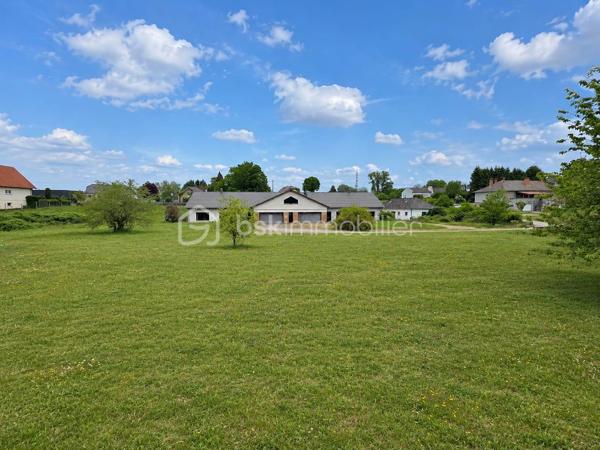Située sur la commune de Harskirchen, cette propriété rare offre un fort potentiel sur un vaste terrain de 71,82 ares, idéal pour les amoureux d’espace, ou les investisseurs en quête d’un projet à valoriser.

La maison principale, de plain-pied, développe une surface généreuse de 320 m². Elle se distingue par ses volumes spacieux et sa configuration modulable, laissant entrevoir de nombreuses possibilités d’aménagement. Classée en D au diagnostic de performance énergétique, elle nécessite quelques travaux de rafraîchissement pour révéler tout son potentiel.

La toiture, refaite il y a une quinzaine d’années, est en excellent état, constituant un atout majeur pour ce type de bien. À l’étage, une dalle existante ainsi que des combles aménageables (jusqu'à 200m²) offrent des perspectives d’extension ou de transformation particulièrement intéressantes.

Une dépendance d’environ 80 m² complète l’ensemble, pouvant être exploitée en atelier, espace de stockage ou logement annexe selon vos besoins.

Ce bien présente une opportunité idéale pour un projet d’investissement : la configuration permet aisément la création de deux lots de plain-pied pouvant profiter un à projet bi-familial par exemple, tout en conservant de beaux espaces extérieurs.

Possibilité de créer une parcelle constructible indépendante de 17ares environ, à proximité immédiate de la maison.

Un bien aux multiples possibilités, à découvrir sans tarder pour concrétiser vos projets immobiliers.