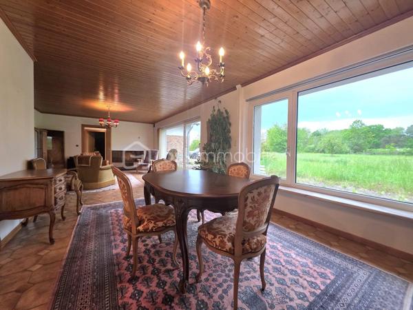 Située sur la commune de Harskirchen, cette propriété rare offre un fort potentiel sur un vaste terrain de 71,82 ares, idéal pour les amoureux d’espace, ou les investisseurs en quête d’un projet à valoriser.

La maison principale, de plain-pied, développe une surface généreuse de 320 m². Elle se distingue par ses volumes spacieux et sa configuration modulable, laissant entrevoir de nombreuses possibilités d’aménagement. Classée en D au diagnostic de performance énergétique, elle nécessite quelques travaux de rafraîchissement pour révéler tout son potentiel.

La toiture, refaite il y a une quinzaine d’années, est en excellent état, constituant un atout majeur pour ce type de bien. À l’étage, une dalle existante ainsi que des combles aménageables (jusqu'à 200m²) offrent des perspectives d’extension ou de transformation particulièrement intéressantes.

Une dépendance d’environ 80 m² complète l’ensemble, pouvant être exploitée en atelier, espace de stockage ou logement annexe selon vos besoins.

Ce bien présente une opportunité idéale pour un projet d’investissement : la configuration permet aisément la création de deux lots de plain-pied pouvant profiter un à projet bi-familial par exemple, tout en conservant de beaux espaces extérieurs.

Possibilité de créer une parcelle constructible indépendante de 17ares environ, à proximité immédiate de la maison.

Un bien aux multiples possibilités, à découvrir sans tarder pour concrétiser vos projets immobiliers.