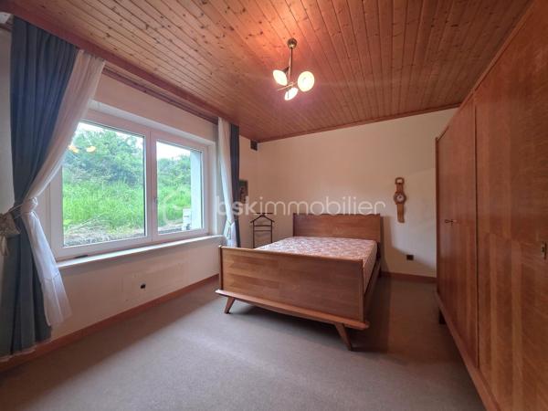 Située sur la commune de Harskirchen, cette propriété rare offre un fort potentiel sur un vaste terrain de 71,82 ares, idéal pour les amoureux d’espace, ou les investisseurs en quête d’un projet à valoriser.

La maison principale, de plain-pied, développe une surface généreuse de 320 m². Elle se distingue par ses volumes spacieux et sa configuration modulable, laissant entrevoir de nombreuses possibilités d’aménagement. Classée en D au diagnostic de performance énergétique, elle nécessite quelques travaux de rafraîchissement pour révéler tout son potentiel.

La toiture, refaite il y a une quinzaine d’années, est en excellent état, constituant un atout majeur pour ce type de bien. À l’étage, une dalle existante ainsi que des combles aménageables (jusqu'à 200m²) offrent des perspectives d’extension ou de transformation particulièrement intéressantes.

Une dépendance d’environ 80 m² complète l’ensemble, pouvant être exploitée en atelier, espace de stockage ou logement annexe selon vos besoins.

Ce bien présente une opportunité idéale pour un projet d’investissement : la configuration permet aisément la création de deux lots de plain-pied pouvant profiter un à projet bi-familial par exemple, tout en conservant de beaux espaces extérieurs.

Possibilité de créer une parcelle constructible indépendante de 17ares environ, à proximité immédiate de la maison.

Un bien aux multiples possibilités, à découvrir sans tarder pour concrétiser vos projets immobiliers.