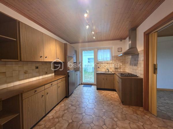 Située sur la commune de Harskirchen, cette propriété rare offre un fort potentiel sur un vaste terrain de 71,82 ares, idéal pour les amoureux d’espace, ou les investisseurs en quête d’un projet à valoriser.

La maison principale, de plain-pied, développe une surface généreuse de 320 m². Elle se distingue par ses volumes spacieux et sa configuration modulable, laissant entrevoir de nombreuses possibilités d’aménagement. Classée en D au diagnostic de performance énergétique, elle nécessite quelques travaux de rafraîchissement pour révéler tout son potentiel.

La toiture, refaite il y a une quinzaine d’années, est en excellent état, constituant un atout majeur pour ce type de bien. À l’étage, une dalle existante ainsi que des combles aménageables (jusqu'à 200m²) offrent des perspectives d’extension ou de transformation particulièrement intéressantes.

Une dépendance d’environ 80 m² complète l’ensemble, pouvant être exploitée en atelier, espace de stockage ou logement annexe selon vos besoins.

Ce bien présente une opportunité idéale pour un projet d’investissement : la configuration permet aisément la création de deux lots de plain-pied pouvant profiter un à projet bi-familial par exemple, tout en conservant de beaux espaces extérieurs.

Possibilité de créer une parcelle constructible indépendante de 17ares environ, à proximité immédiate de la maison.

Un bien aux multiples possibilités, à découvrir sans tarder pour concrétiser vos projets immobiliers.