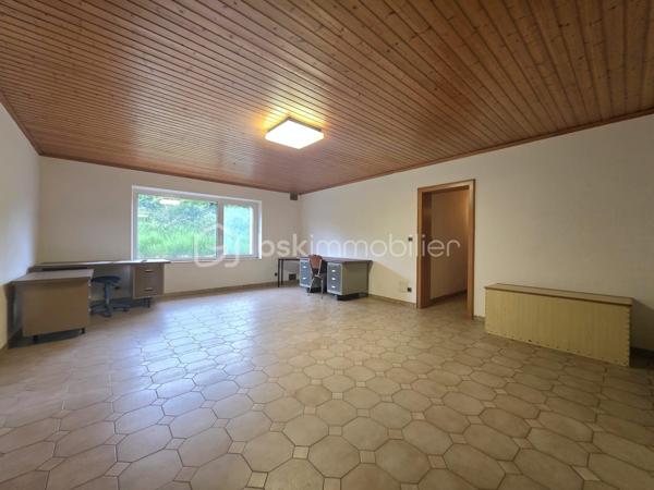 Située sur la commune de Harskirchen, cette propriété rare offre un fort potentiel sur un vaste terrain de 71,82 ares, idéal pour les amoureux d’espace, ou les investisseurs en quête d’un projet à valoriser.

La maison principale, de plain-pied, développe une surface généreuse de 320 m². Elle se distingue par ses volumes spacieux et sa configuration modulable, laissant entrevoir de nombreuses possibilités d’aménagement. Classée en D au diagnostic de performance énergétique, elle nécessite quelques travaux de rafraîchissement pour révéler tout son potentiel.

La toiture, refaite il y a une quinzaine d’années, est en excellent état, constituant un atout majeur pour ce type de bien. À l’étage, une dalle existante ainsi que des combles aménageables (jusqu'à 200m²) offrent des perspectives d’extension ou de transformation particulièrement intéressantes.

Une dépendance d’environ 80 m² complète l’ensemble, pouvant être exploitée en atelier, espace de stockage ou logement annexe selon vos besoins.

Ce bien présente une opportunité idéale pour un projet d’investissement : la configuration permet aisément la création de deux lots de plain-pied pouvant profiter un à projet bi-familial par exemple, tout en conservant de beaux espaces extérieurs.

Possibilité de créer une parcelle constructible indépendante de 17ares environ, à proximité immédiate de la maison.

Un bien aux multiples possibilités, à découvrir sans tarder pour concrétiser vos projets immobiliers.