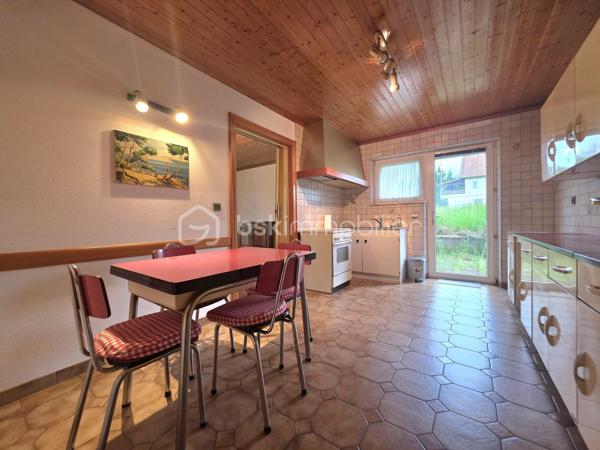 Située sur la commune de Harskirchen, cette propriété rare offre un fort potentiel sur un vaste terrain de 71,82 ares, idéal pour les amoureux d’espace, ou les investisseurs en quête d’un projet à valoriser.

La maison principale, de plain-pied, développe une surface généreuse de 320 m². Elle se distingue par ses volumes spacieux et sa configuration modulable, laissant entrevoir de nombreuses possibilités d’aménagement. Classée en D au diagnostic de performance énergétique, elle nécessite quelques travaux de rafraîchissement pour révéler tout son potentiel.

La toiture, refaite il y a une quinzaine d’années, est en excellent état, constituant un atout majeur pour ce type de bien. À l’étage, une dalle existante ainsi que des combles aménageables (jusqu'à 200m²) offrent des perspectives d’extension ou de transformation particulièrement intéressantes.

Une dépendance d’environ 80 m² complète l’ensemble, pouvant être exploitée en atelier, espace de stockage ou logement annexe selon vos besoins.

Ce bien présente une opportunité idéale pour un projet d’investissement : la configuration permet aisément la création de deux lots de plain-pied pouvant profiter un à projet bi-familial par exemple, tout en conservant de beaux espaces extérieurs.

Possibilité de créer une parcelle constructible indépendante de 17ares environ, à proximité immédiate de la maison.

Un bien aux multiples possibilités, à découvrir sans tarder pour concrétiser vos projets immobiliers.