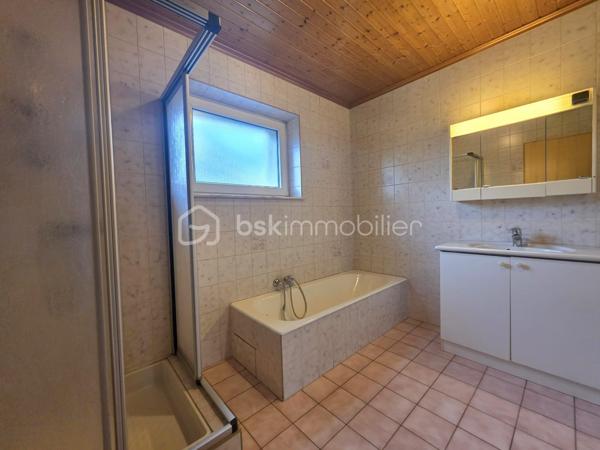 Située sur la commune de Harskirchen, cette propriété rare offre un fort potentiel sur un vaste terrain de 71,82 ares, idéal pour les amoureux d’espace, ou les investisseurs en quête d’un projet à valoriser.

La maison principale, de plain-pied, développe une surface généreuse de 320 m². Elle se distingue par ses volumes spacieux et sa configuration modulable, laissant entrevoir de nombreuses possibilités d’aménagement. Classée en D au diagnostic de performance énergétique, elle nécessite quelques travaux de rafraîchissement pour révéler tout son potentiel.

La toiture, refaite il y a une quinzaine d’années, est en excellent état, constituant un atout majeur pour ce type de bien. À l’étage, une dalle existante ainsi que des combles aménageables (jusqu'à 200m²) offrent des perspectives d’extension ou de transformation particulièrement intéressantes.

Une dépendance d’environ 80 m² complète l’ensemble, pouvant être exploitée en atelier, espace de stockage ou logement annexe selon vos besoins.

Ce bien présente une opportunité idéale pour un projet d’investissement : la configuration permet aisément la création de deux lots de plain-pied pouvant profiter un à projet bi-familial par exemple, tout en conservant de beaux espaces extérieurs.

Possibilité de créer une parcelle constructible indépendante de 17ares environ, à proximité immédiate de la maison.

Un bien aux multiples possibilités, à découvrir sans tarder pour concrétiser vos projets immobiliers.