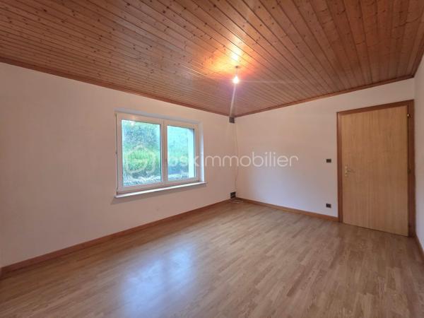 Située sur la commune de Harskirchen, cette propriété rare offre un fort potentiel sur un vaste terrain de 71,82 ares, idéal pour les amoureux d’espace, ou les investisseurs en quête d’un projet à valoriser.

La maison principale, de plain-pied, développe une surface généreuse de 320 m². Elle se distingue par ses volumes spacieux et sa configuration modulable, laissant entrevoir de nombreuses possibilités d’aménagement. Classée en D au diagnostic de performance énergétique, elle nécessite quelques travaux de rafraîchissement pour révéler tout son potentiel.

La toiture, refaite il y a une quinzaine d’années, est en excellent état, constituant un atout majeur pour ce type de bien. À l’étage, une dalle existante ainsi que des combles aménageables (jusqu'à 200m²) offrent des perspectives d’extension ou de transformation particulièrement intéressantes.

Une dépendance d’environ 80 m² complète l’ensemble, pouvant être exploitée en atelier, espace de stockage ou logement annexe selon vos besoins.

Ce bien présente une opportunité idéale pour un projet d’investissement : la configuration permet aisément la création de deux lots de plain-pied pouvant profiter un à projet bi-familial par exemple, tout en conservant de beaux espaces extérieurs.

Possibilité de créer une parcelle constructible indépendante de 17ares environ, à proximité immédiate de la maison.

Un bien aux multiples possibilités, à découvrir sans tarder pour concrétiser vos projets immobiliers.