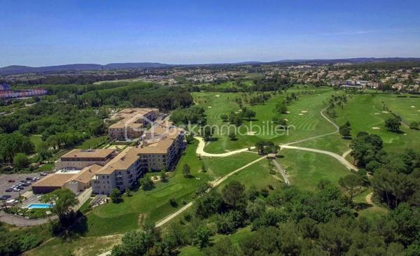 Opportunité à saisir.

Studio d'environ 19 m², situé au Golf de Fontcaude à Juvignac, au sein d'une résidence hôtelière étoilée construite en 2012, à proximité immédiate des parcs et des thermes de Fontcaude.
Il bénéficie d'une terrasse avec vue sur le golf.

Les charges mensuelles de 60€ comprennent  eau froide, eau chaude, chauffage et électricité.
Les + : Fibre optique - Gardien - Piscine - Tramway 2kms
Prévoir d'aménager un coin kitchenette si besoin. Néanmoins, un hôtel / restaurant se situe juste en face.