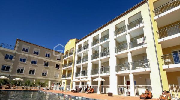 Opportunité à saisir.

Studio d'environ 19 m², situé au Golf de Fontcaude à Juvignac, au sein d'une résidence hôtelière étoilée construite en 2012, à proximité immédiate des parcs et des thermes de Fontcaude.
Il bénéficie d'une terrasse avec vue sur le golf.

Les charges mensuelles de 60€ comprennent  eau froide, eau chaude, chauffage et électricité.
Les + : Fibre optique - Gardien - Piscine - Tramway 2kms
Prévoir d'aménager un coin kitchenette si besoin. Néanmoins, un hôtel / restaurant se situe juste en face.