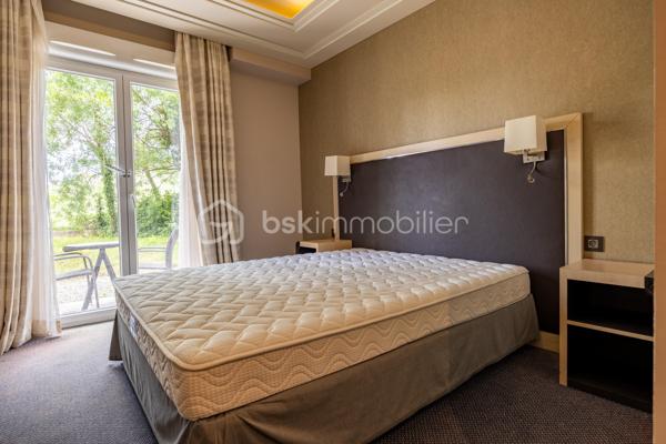 Opportunité à saisir.

Studio d'environ 19 m², situé au Golf de Fontcaude à Juvignac, au sein d'une résidence hôtelière étoilée construite en 2012, à proximité immédiate des parcs et des thermes de Fontcaude.
Il bénéficie d'une terrasse avec vue sur le golf.

Les charges mensuelles de 60€ comprennent  eau froide, eau chaude, chauffage et électricité.
Les + : Fibre optique - Gardien - Piscine - Tramway 2kms
Prévoir d'aménager un coin kitchenette si besoin. Néanmoins, un hôtel / restaurant se situe juste en face.