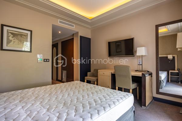Opportunité à saisir.

Studio d'environ 19 m², situé au Golf de Fontcaude à Juvignac, au sein d'une résidence hôtelière étoilée construite en 2012, à proximité immédiate des parcs et des thermes de Fontcaude.
Il bénéficie d'une terrasse avec vue sur le golf.

Les charges mensuelles de 60€ comprennent  eau froide, eau chaude, chauffage et électricité.
Les + : Fibre optique - Gardien - Piscine - Tramway 2kms
Prévoir d'aménager un coin kitchenette si besoin. Néanmoins, un hôtel / restaurant se situe juste en face.