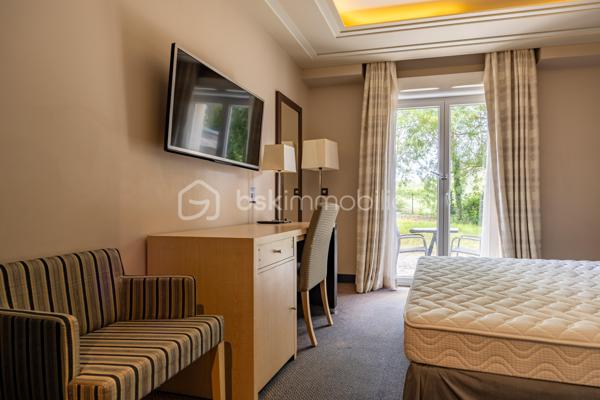 Opportunité à saisir.

Studio d'environ 19 m², situé au Golf de Fontcaude à Juvignac, au sein d'une résidence hôtelière étoilée construite en 2012, à proximité immédiate des parcs et des thermes de Fontcaude.
Il bénéficie d'une terrasse avec vue sur le golf.

Les charges mensuelles de 60€ comprennent  eau froide, eau chaude, chauffage et électricité.
Les + : Fibre optique - Gardien - Piscine - Tramway 2kms
Prévoir d'aménager un coin kitchenette si besoin. Néanmoins, un hôtel / restaurant se situe juste en face.