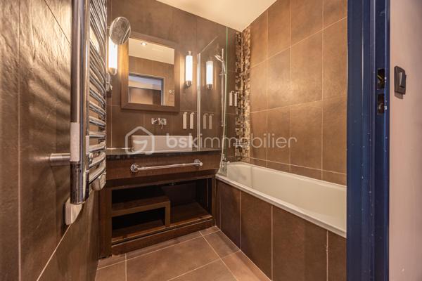 Opportunité à saisir.

Studio d'environ 19 m², situé au Golf de Fontcaude à Juvignac, au sein d'une résidence hôtelière étoilée construite en 2012, à proximité immédiate des parcs et des thermes de Fontcaude.
Il bénéficie d'une terrasse avec vue sur le golf.

Les charges mensuelles de 60€ comprennent  eau froide, eau chaude, chauffage et électricité.
Les + : Fibre optique - Gardien - Piscine - Tramway 2kms
Prévoir d'aménager un coin kitchenette si besoin. Néanmoins, un hôtel / restaurant se situe juste en face.
