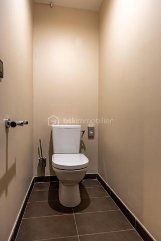 Opportunité à saisir.

Studio d'environ 19 m², situé au Golf de Fontcaude à Juvignac, au sein d'une résidence hôtelière étoilée construite en 2012, à proximité immédiate des parcs et des thermes de Fontcaude.
Il bénéficie d'une terrasse avec vue sur le golf.

Les charges mensuelles de 60€ comprennent  eau froide, eau chaude, chauffage et électricité.
Les + : Fibre optique - Gardien - Piscine - Tramway 2kms
Prévoir d'aménager un coin kitchenette si besoin. Néanmoins, un hôtel / restaurant se situe juste en face.
