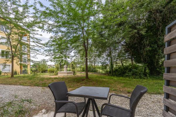 Opportunité à saisir.

Studio d'environ 19 m², situé au Golf de Fontcaude à Juvignac, au sein d'une résidence hôtelière étoilée construite en 2012, à proximité immédiate des parcs et des thermes de Fontcaude.
Il bénéficie d'une terrasse avec vue sur le golf.

Les charges mensuelles de 60€ comprennent  eau froide, eau chaude, chauffage et électricité.
Les + : Fibre optique - Gardien - Piscine - Tramway 2kms
Prévoir d'aménager un coin kitchenette si besoin. Néanmoins, un hôtel / restaurant se situe juste en face.