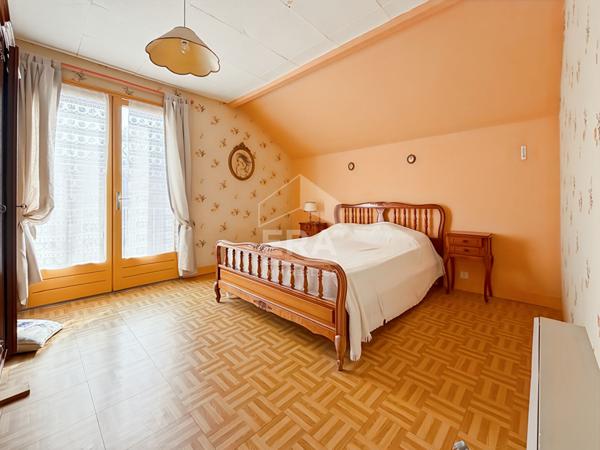 Maison centre ville 7 pièce(s) 5 chambres184 m2 sous-sol et dépendance