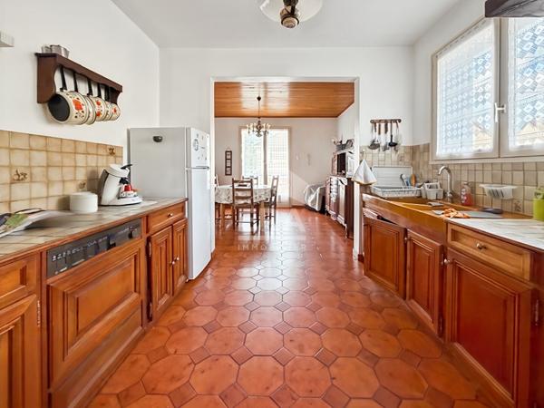 Maison centre ville 7 pièce(s) 5 chambres184 m2 sous-sol et dépendance