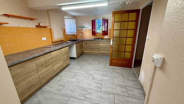 Tarbes .Maison six pièces sur deux niveaux divisible en deux appartements.