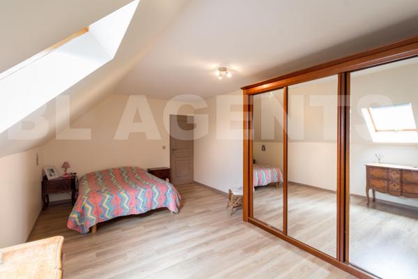 Pavillon traditionnel de 264m2 sur 15224m2 de terrain. 